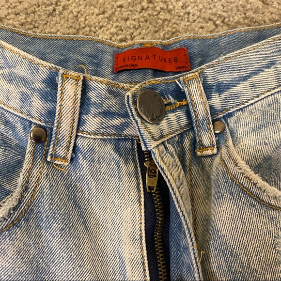Light wash distressed high waisted denim shorts - Picture 2 of 3